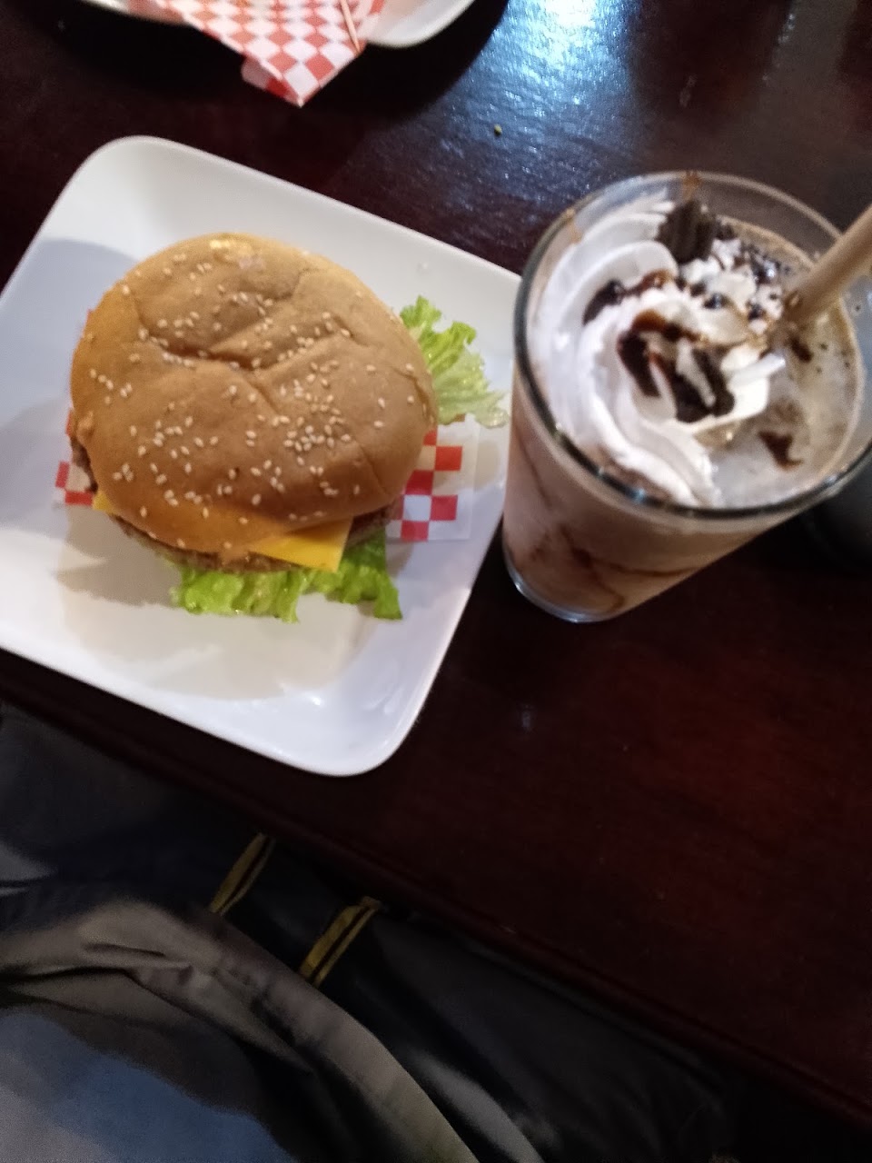 Hamburguesa con queso y frappé de Oreo