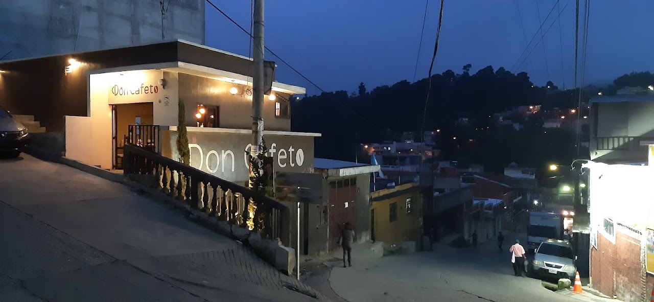 Fachada de Don Cafeto de noche